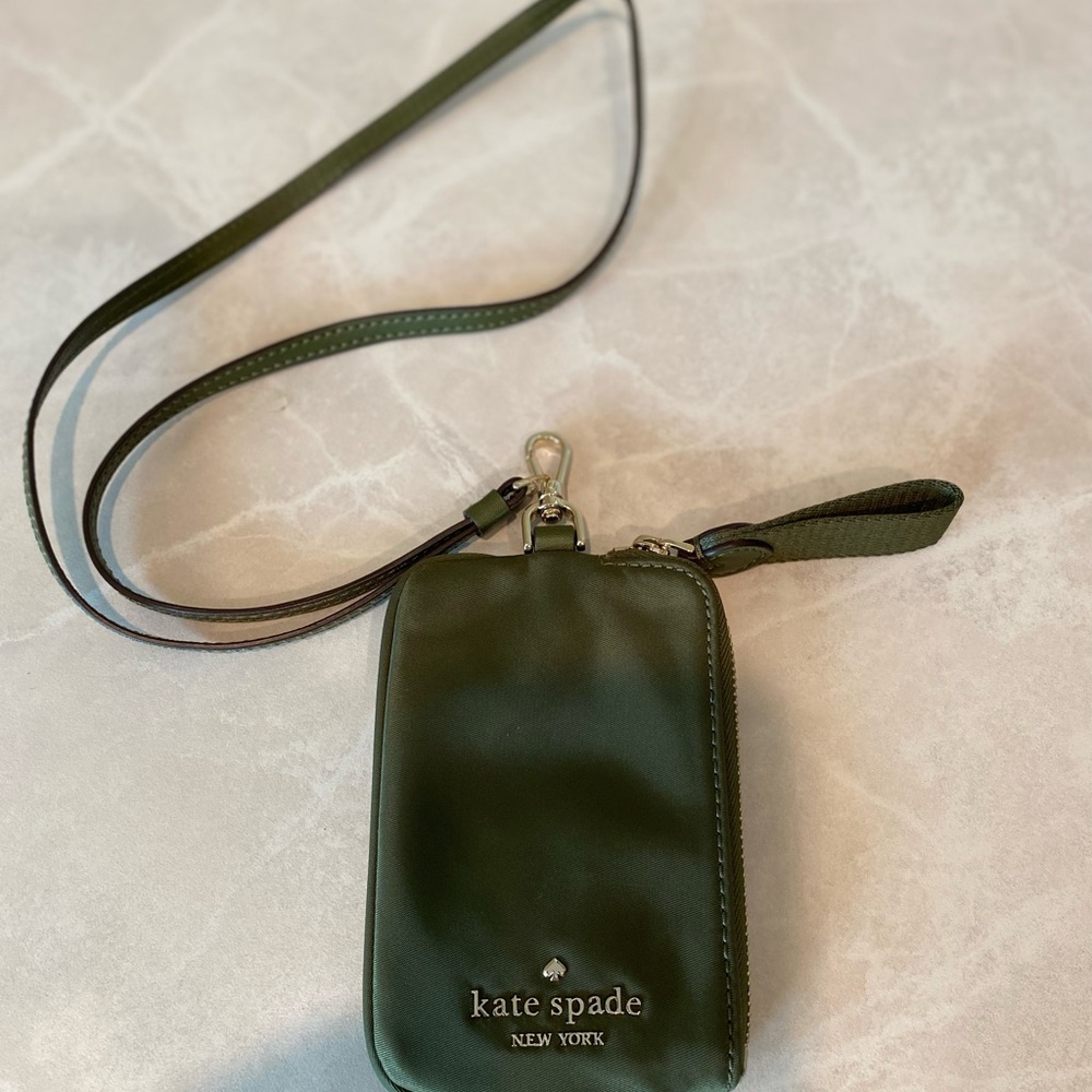 Kate Spade Green Wallet Sleek Design Essential Accessory